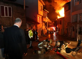 Mudanya, evleri yanan ailelere sahip çıktı