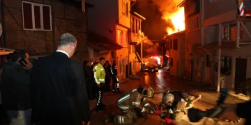 Mudanya, evleri yanan ailelere sahip çıktı