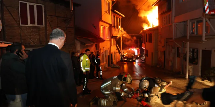 Mudanya, evleri yanan ailelere sahip çıktı
