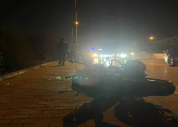 Bursa’da motosiklet otomobile çarptı