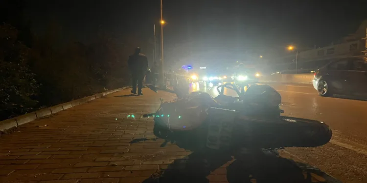 Bursa’da motosiklet otomobile çarptı