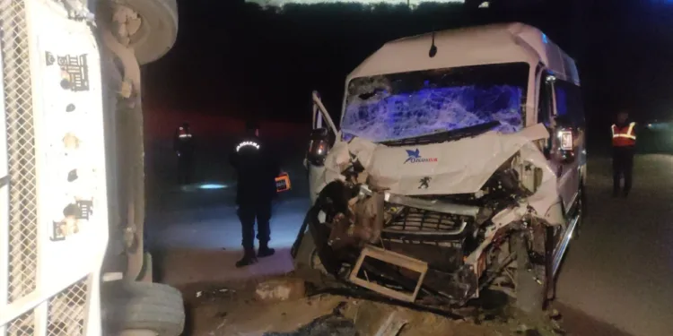 İşçi servisleri çarpıştı: 1’i ağır 20 yaralı