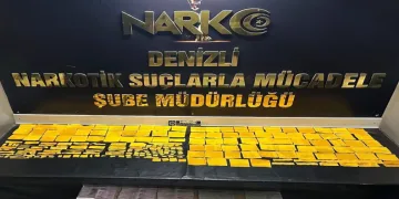 Torbacı, uyuşturucuyu döşemeye sakladı