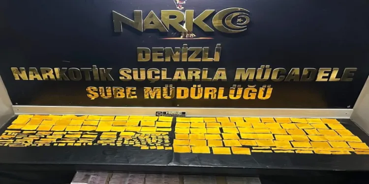 Torbacı, uyuşturucuyu döşemeye sakladı