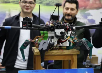 Gençler geliştirdi, bu dron yerde yürüyor