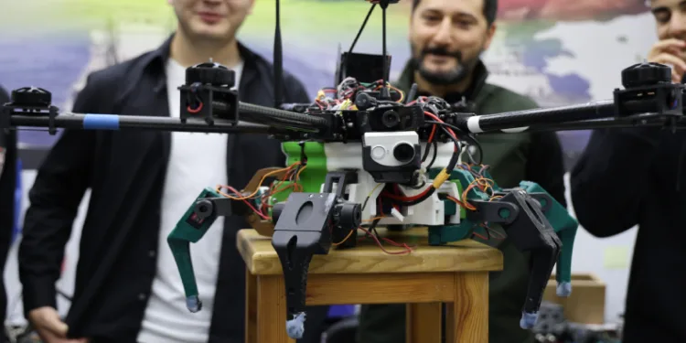 Gençler geliştirdi, bu dron yerde yürüyor