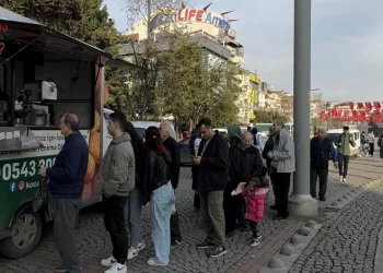 Aldığı hisseler çakılınca, patron gitsin diye lokma dağıttı