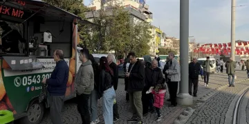 Aldığı hisseler çakılınca, patron gitsin diye lokma dağıttı