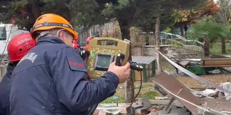 Patlama sonrası yeraltında arama yapılıyor