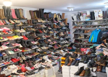 Çeyrek asırlık ayakkabı koleksiyonuna gözü gibi bakıyor