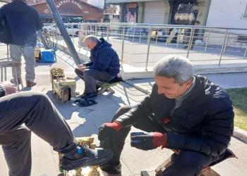 35 yıldır ayakkabı boyayarak evini geçindiriyor
