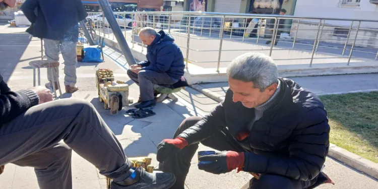 35 yıldır ayakkabı boyayarak evini geçindiriyor