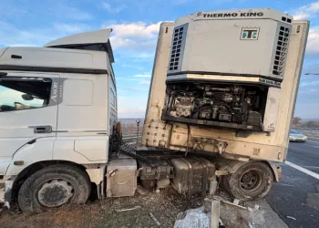 Direksiyonda kalp krizi geçiren tır şoförü öldü