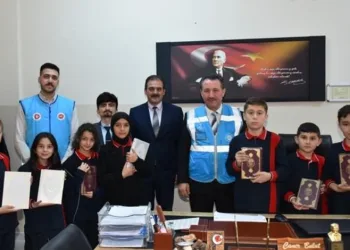 Kur’an-ı Kerim dersini seçen ortaokul öğrencilerine hediye