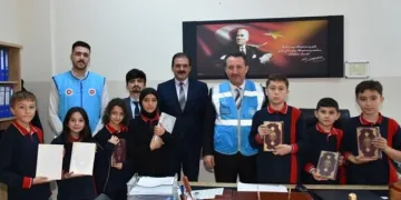 Kur’an-ı Kerim dersini seçen ortaokul öğrencilerine hediye