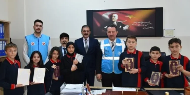 Kur’an-ı Kerim dersini seçen ortaokul öğrencilerine hediye
