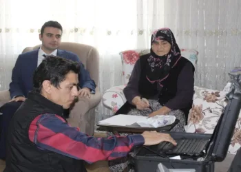 Yüzlerce vatandaşın kimlikleri adreslerinde teslim edildi