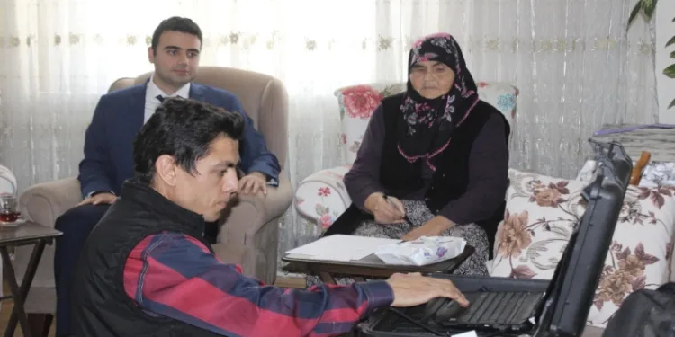Yüzlerce vatandaşın kimlikleri adreslerinde teslim edildi