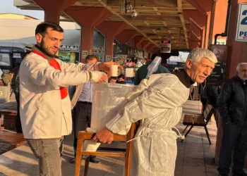 Tezgahı alındığı için” ayranı sırtında taşıdığı kova ile satıyor