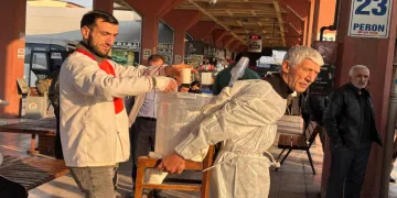 Tezgahı alındığı için” ayranı sırtında taşıdığı kova ile satıyor