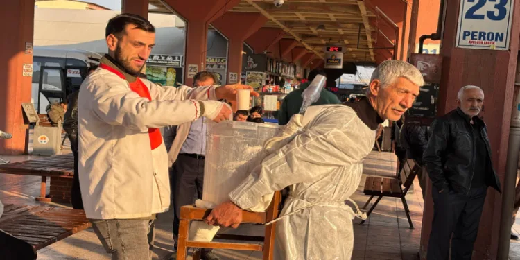 Tezgahı alındığı için” ayranı sırtında taşıdığı kova ile satıyor