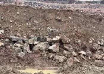 Elazığ’da sağanak nedeni ile istinat duvarı yıkıldı