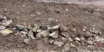Elazığ’da sağanak nedeni ile istinat duvarı yıkıldı