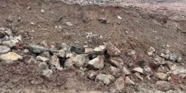Elazığ’da sağanak nedeni ile istinat duvarı yıkıldı