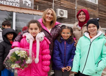 Öğrencilerden can dostlara mama bağışı
