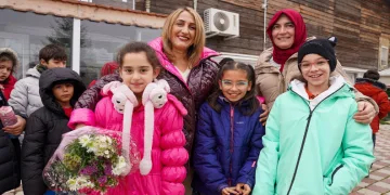 Öğrencilerden can dostlara mama bağışı