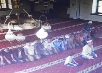 Down sendromlu çocuğa müftü hediye verdi.