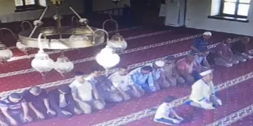 Down sendromlu çocuğa müftü hediye verdi.