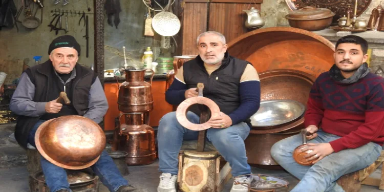 Suriyeli bakırcı, mesleği ülkelerinde sürdürecek.