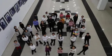 Büyükşehir konservatuvarında çocuklar öğrenip eğleniyor.