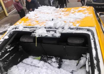 Çatıdan kar düşüp 2 aracı hasarladı