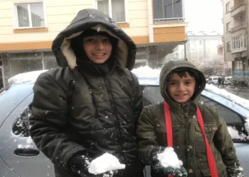 Minik kardeşler kor topu oynadı