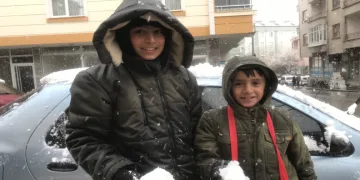 Minik kardeşler kor topu oynadı