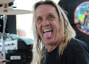 Nicko McBrain emekli oldu.