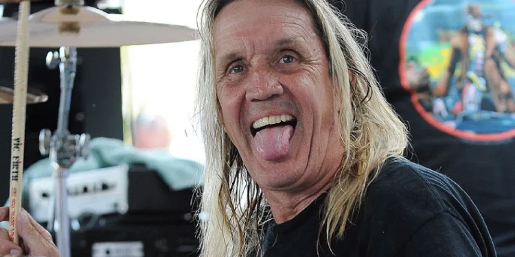 Nicko McBrain emekli oldu.