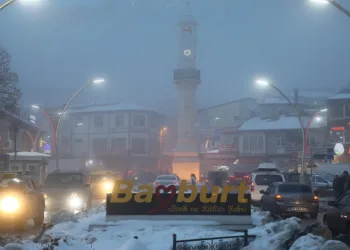 Bayburt’ta sis, kartpostal görüntüler oluşturdu.