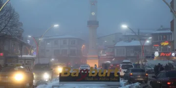 Bayburt’ta sis, kartpostal görüntüler oluşturdu.