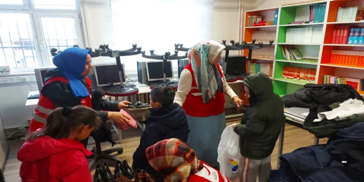 Kızılay, Uşak’ta 58 öğrenciyi ısıttı