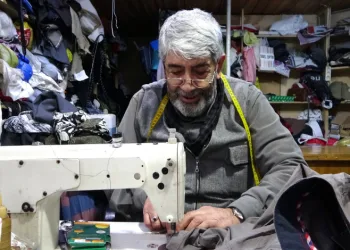 Zeki Alhan, 64 yıldır terzilik yapıyor