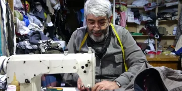 Zeki Alhan, 64 yıldır terzilik yapıyor