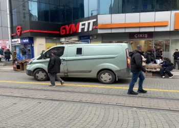 Trafiğe kapalı caddede park ediyorlar