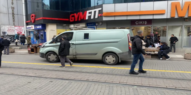 Trafiğe kapalı caddede park ediyorlar