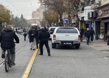 Trafiğe kapalı caddede araçlar park ediliyor