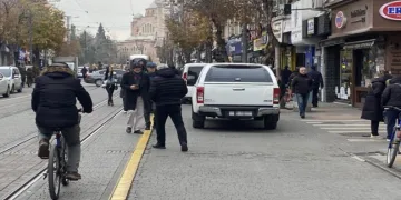 Trafiğe kapalı caddede araçlar park ediliyor
