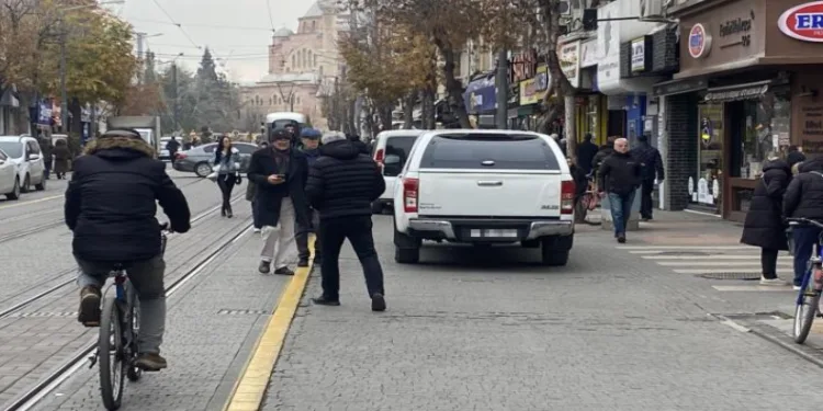 Trafiğe kapalı caddede araçlar park ediliyor