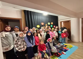 Gediz’de gençler, çocuklarla buluşuyor